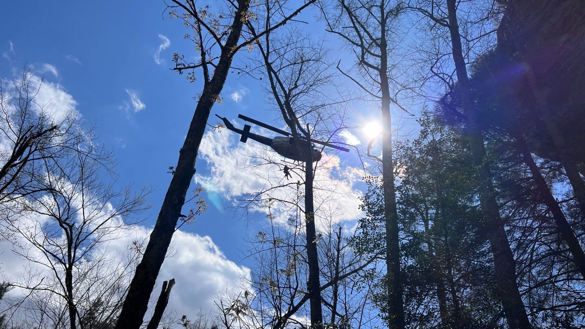 3 rescue teams find stranded couple in Red River Gorge, hoist them to safety
